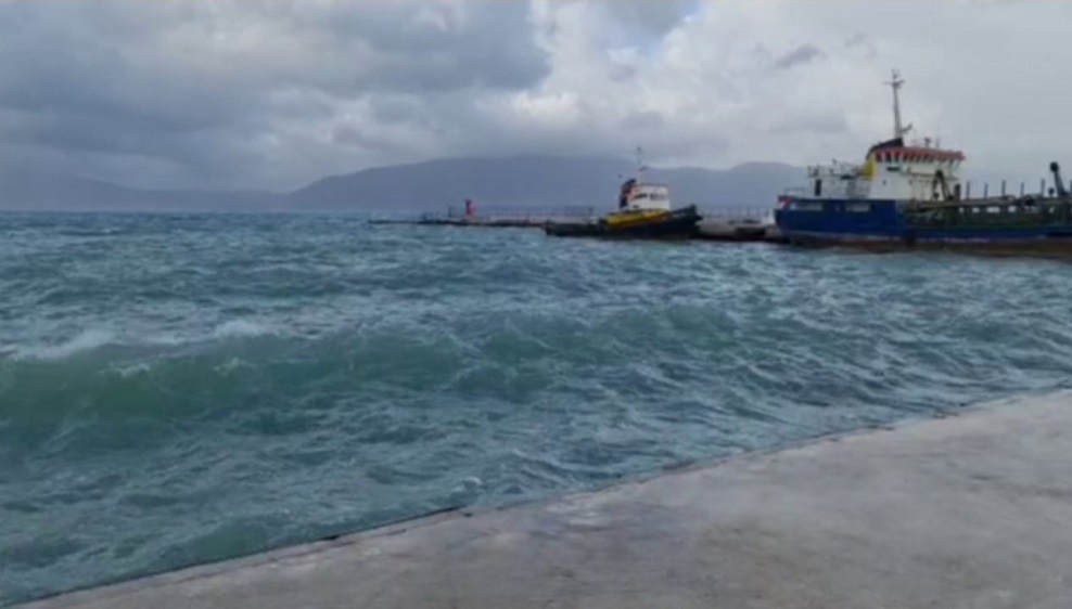 Pezullohet lundrimi ne Vlore per shkak te motit te keq